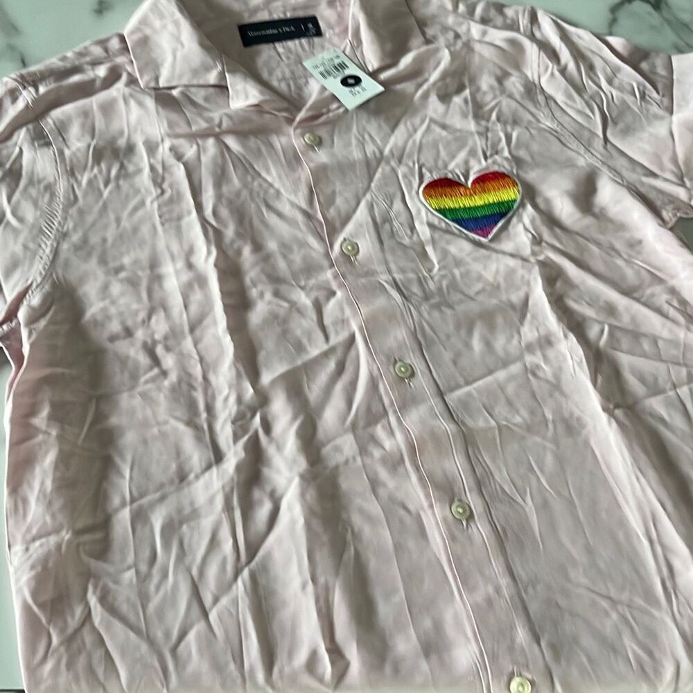 NWT Abercrombie & Fitch Rainbow Pride Heart Short Sleeve Button Up Mens M